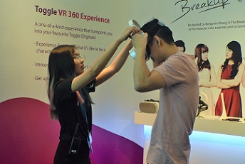Janlia assisting guests in the experience at Toggle VR 360 Experience