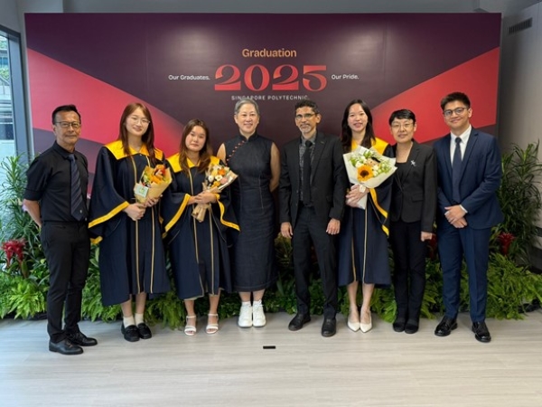 DLA graduands with director and lecturers1