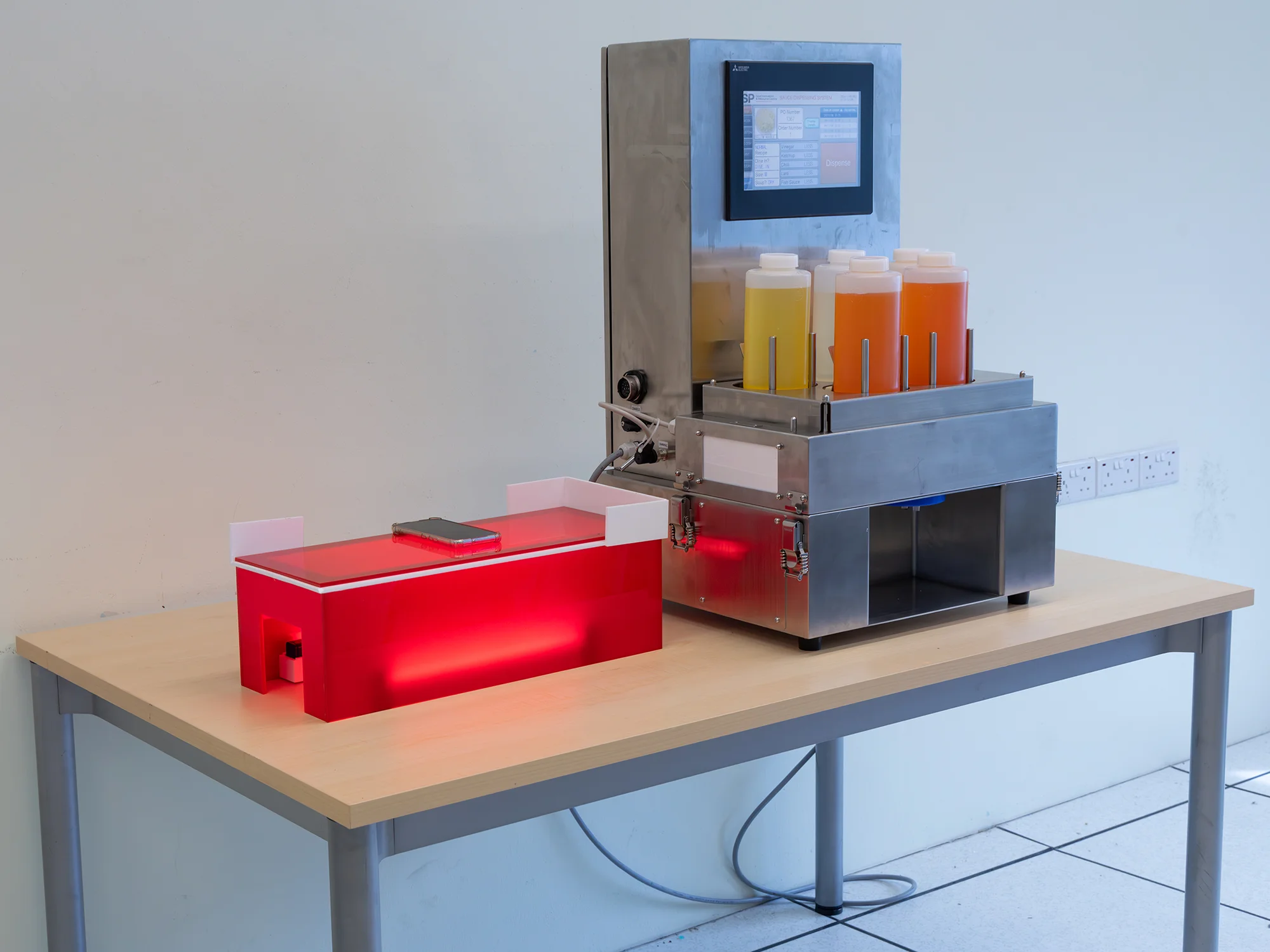 Semi-automated food ordering system with AI-drivena glass defection detection. 