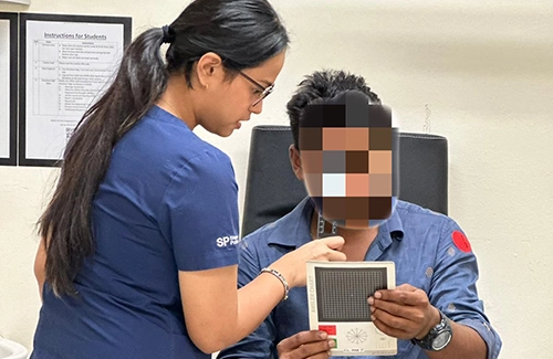 SP Optometry student volunteers at Migrant Health Matters