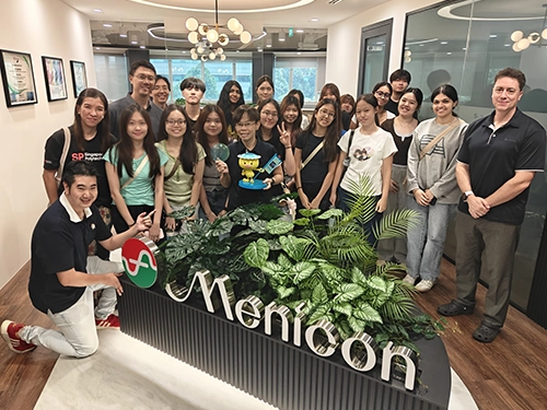 Optometry students at Menicon