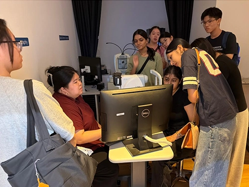 DOPT-ECG-W Optics Optometry students at WOptics