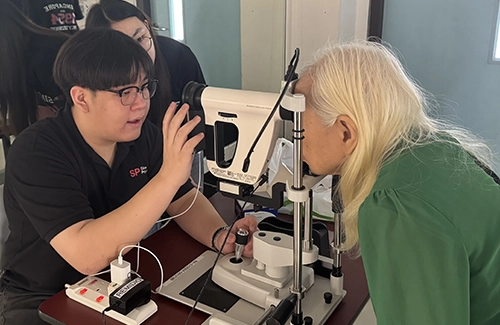 SP Optometry student conducting eye screening