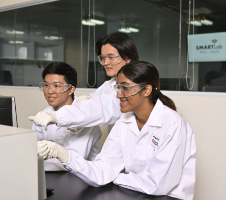 CLS-DAPC Students in Lab Discussing-v01