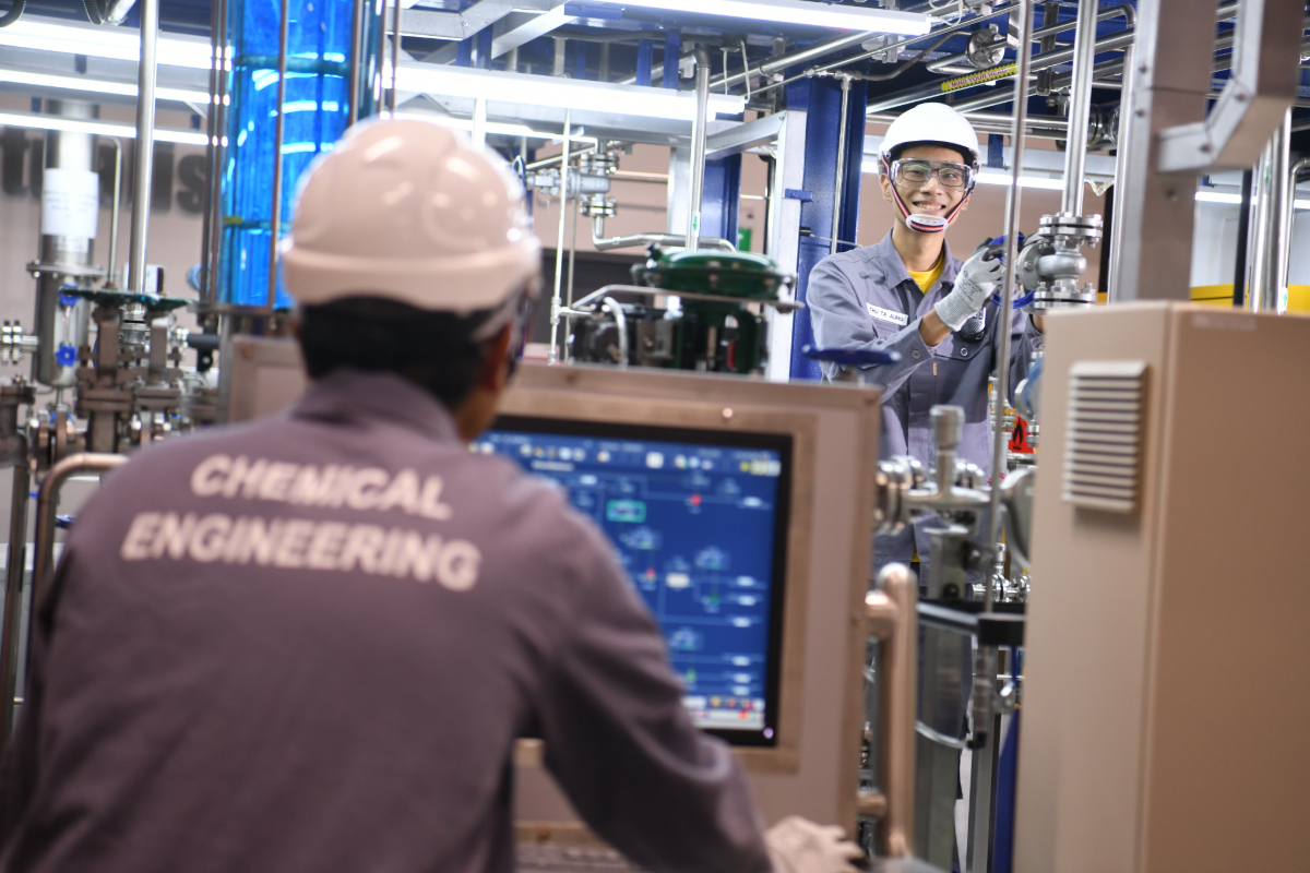 CLS-DCHE Students Running Computer Program in ECTC Factory-v01