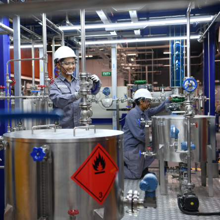 CLS-DCHE Students Working with Pipes-v01