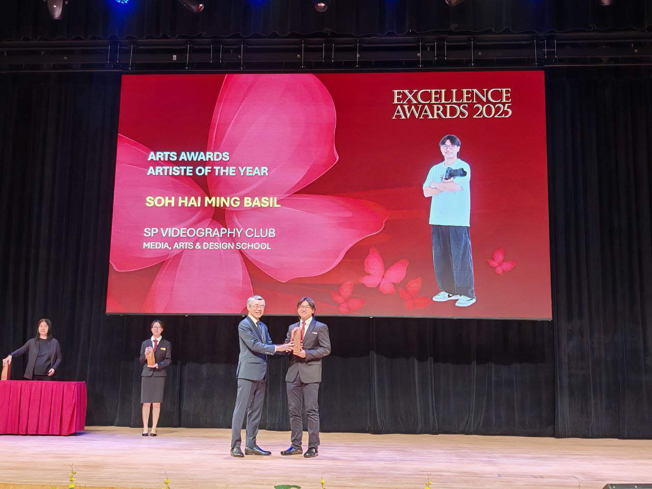 Basil Soh Hai Ming receving award from PCEO