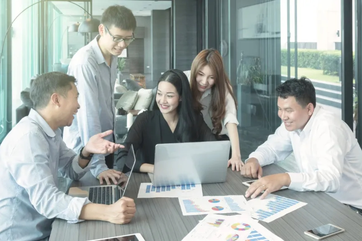 SB-DBA People in a Meeting-v01