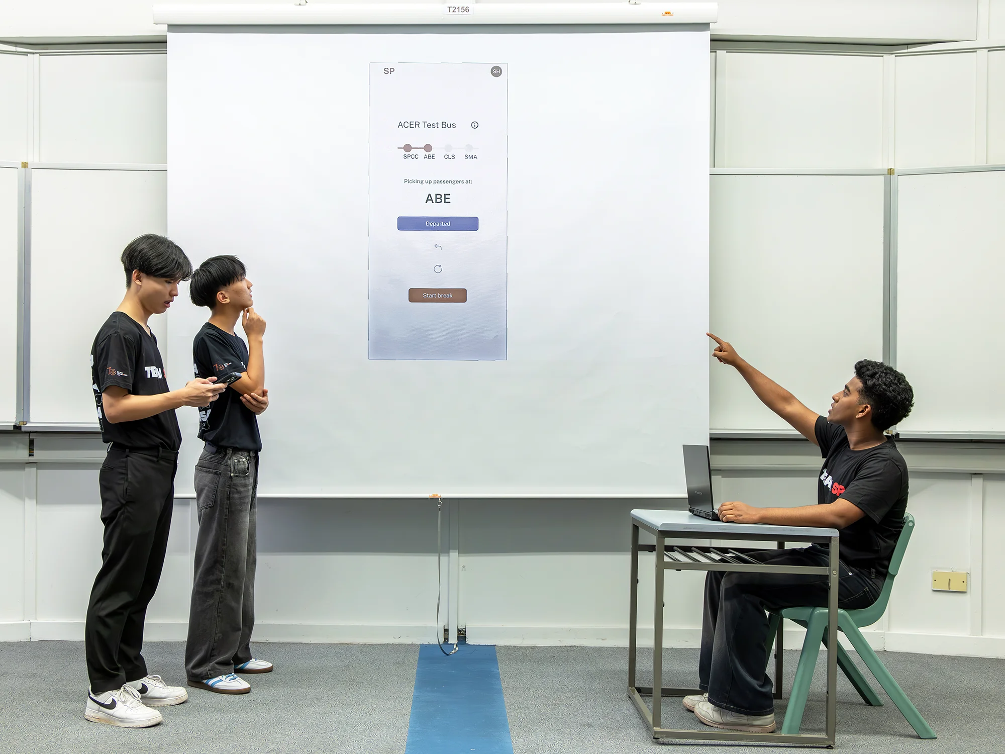 Students presenting SP digital bus tracking app, highlighting smart mobility solutions.