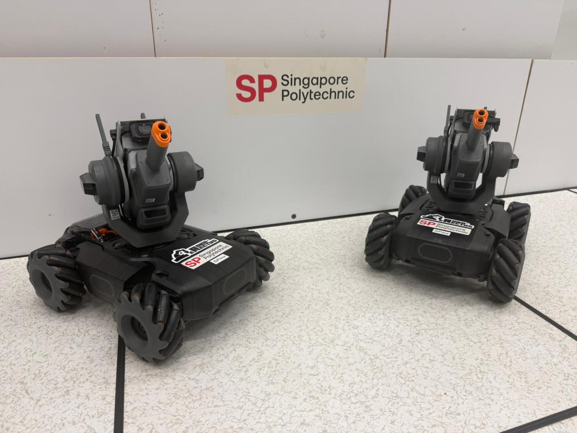 ADEEE-shooting robot