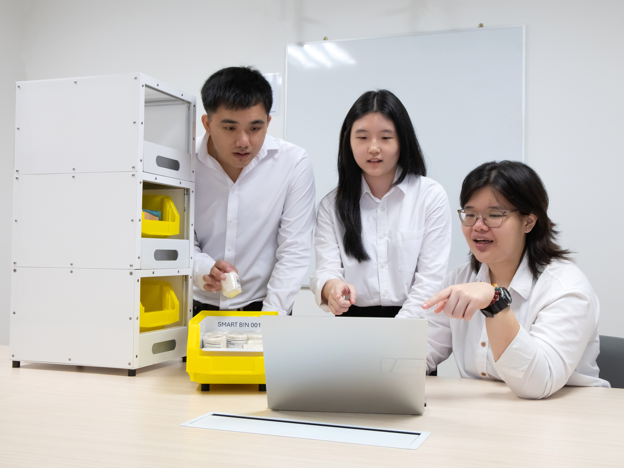 Users navigating efficiently with the SP digital bus tracking app for smart commuting.